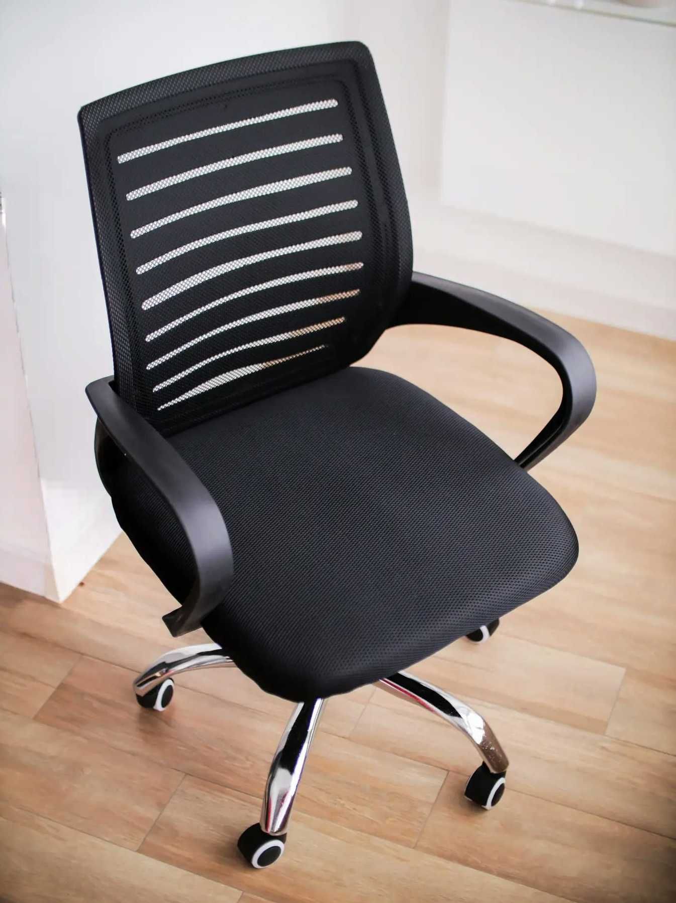 Черное офисное кресло на колесах Italoro стул компьютерный для дома