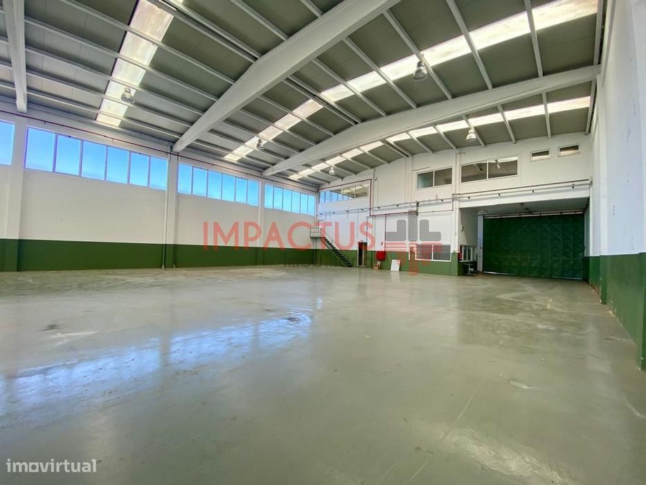 Armazém com 1357m2 na Zona Industrial da Trofa