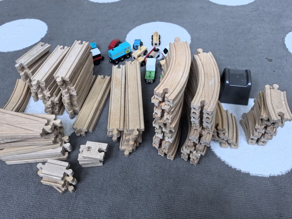 Tory drewniane wraz z akcesoriami.