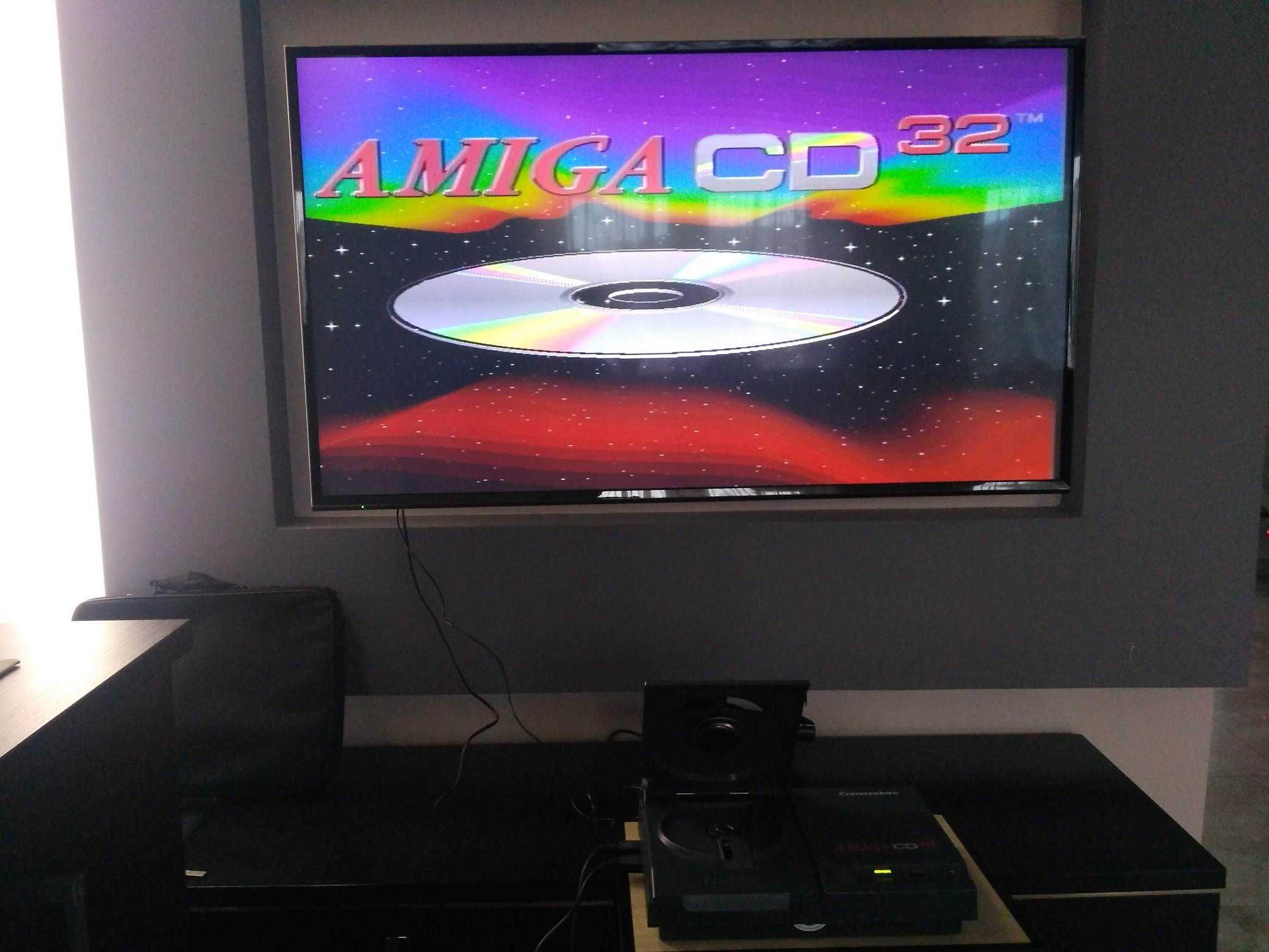 Amiga CD32 z kontrolerem i 2 joystickami - świąteczna obniżka ceny