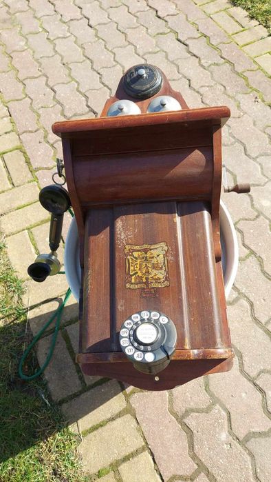 Stary telefon na korbkę