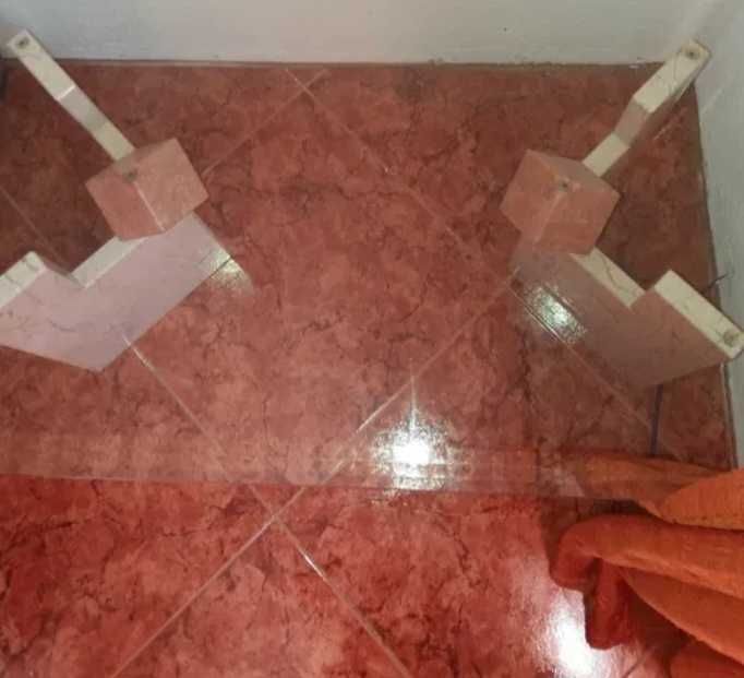 Mesa de apoio em mármore e vidro