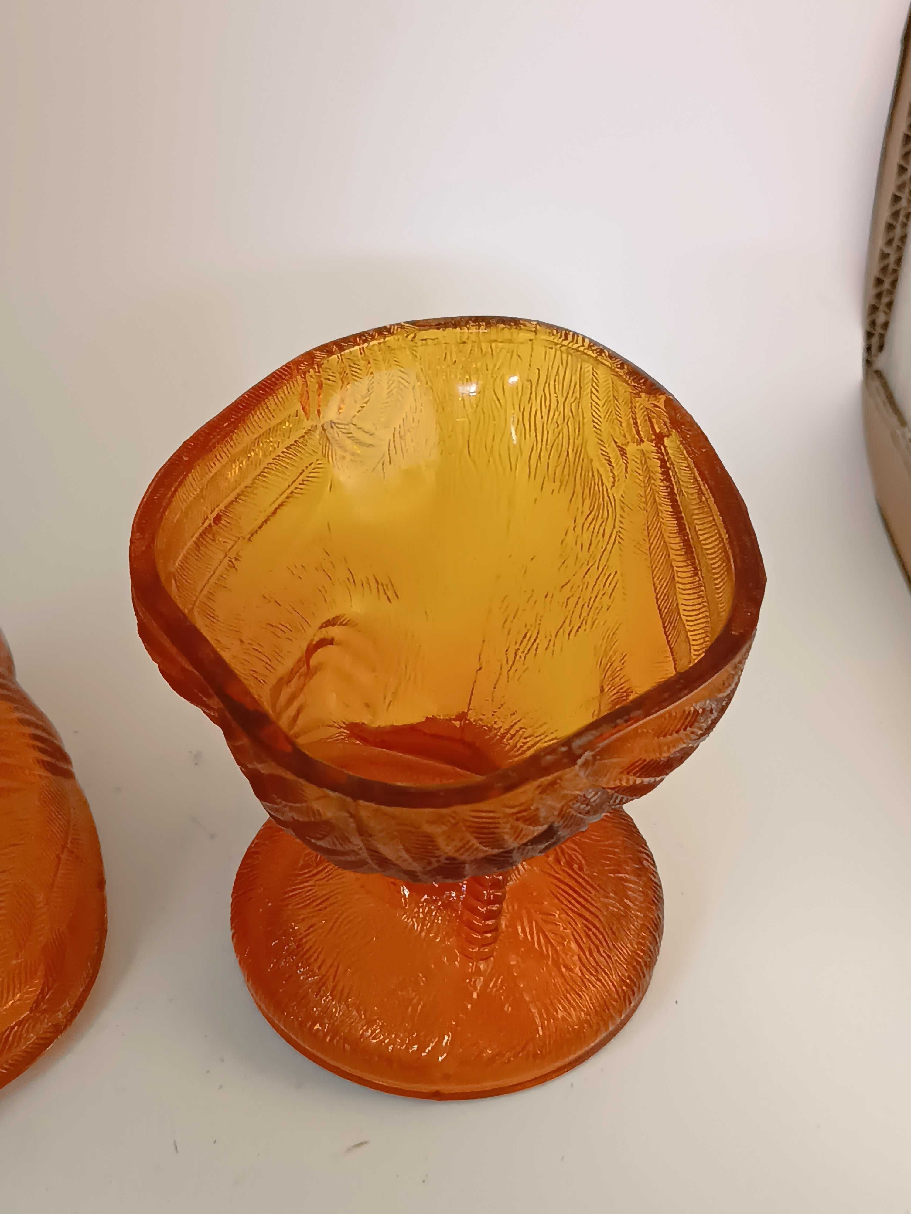 Bonito recipiente Galinha em vidro laranja . Antigo