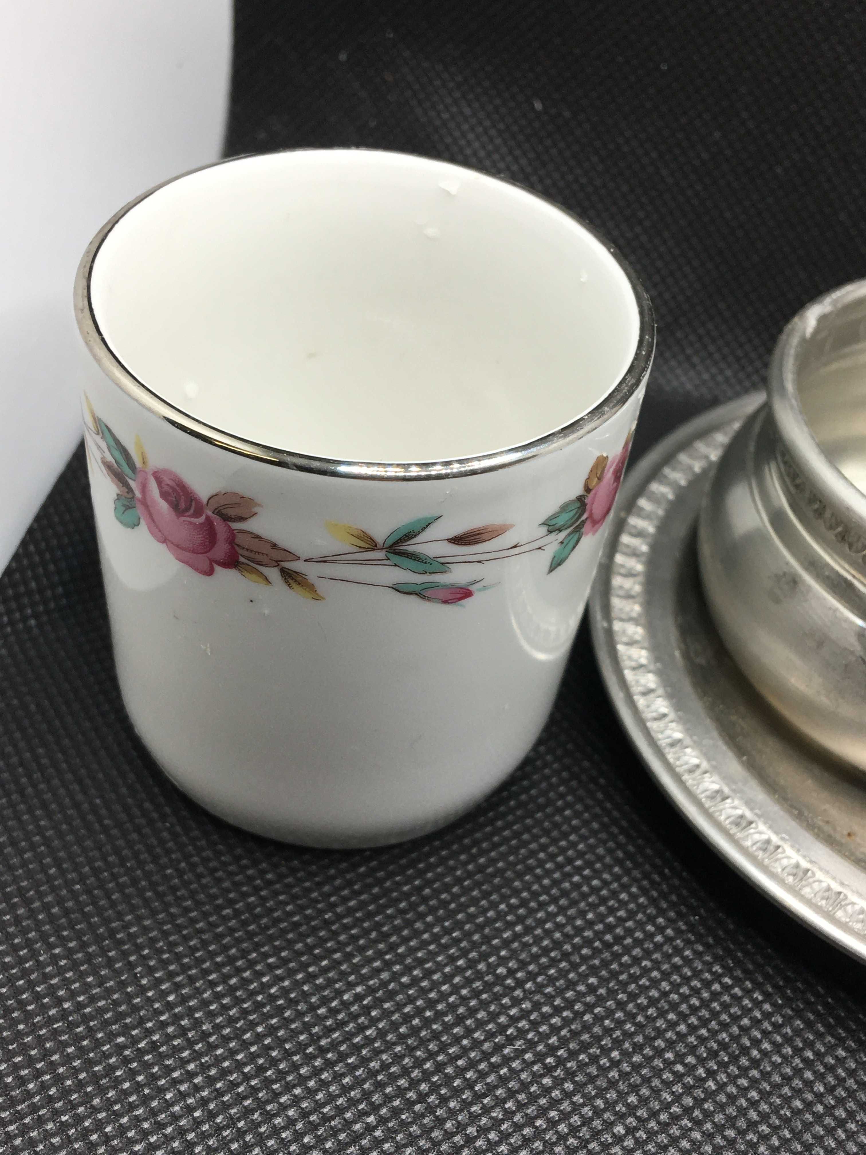 Stara porcelanowa filiżanka MONOPOLI w cynowym koszyczku  z CYNY 95%