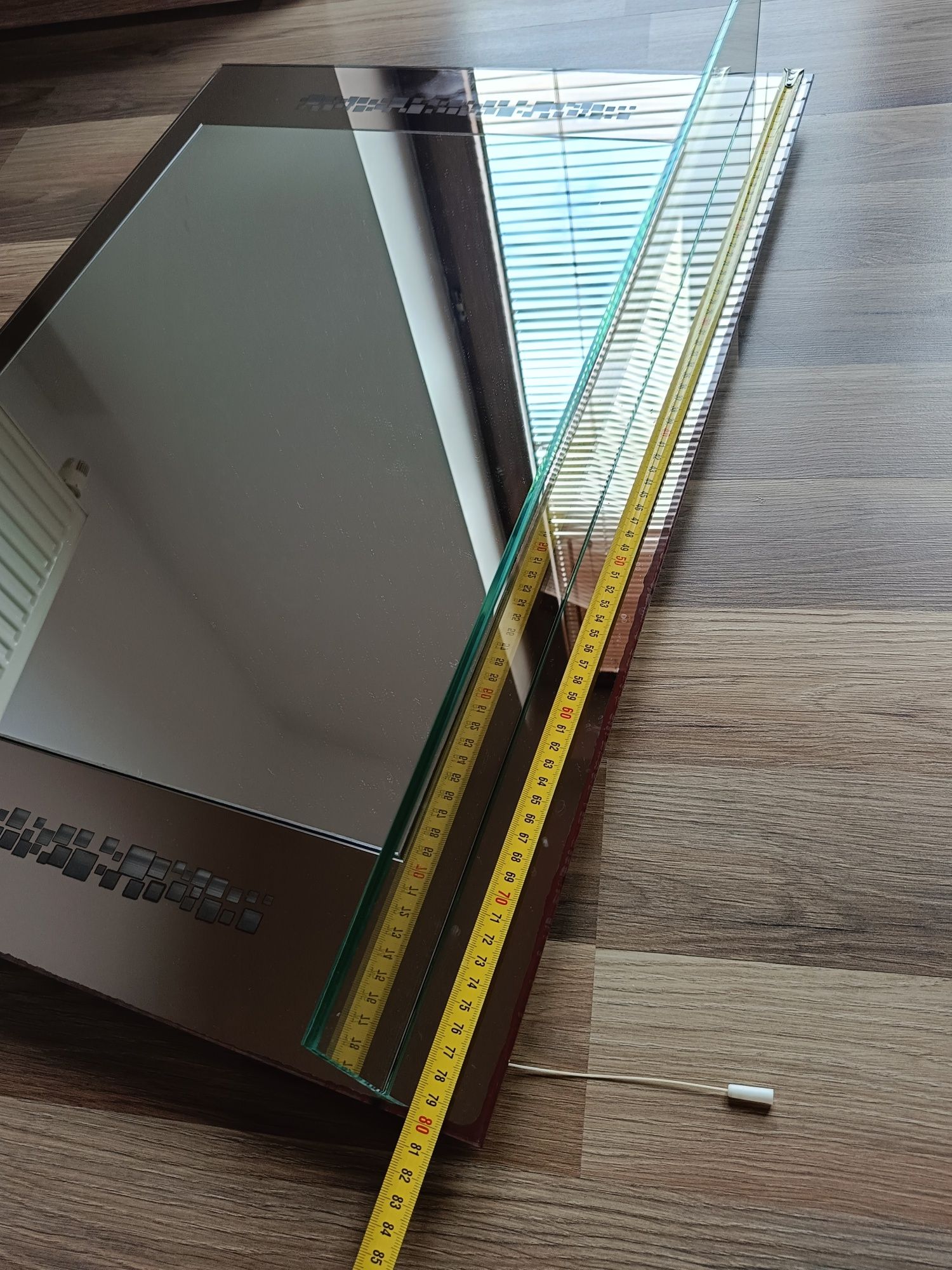 Lustro 56x80 z oświetleniem i półką