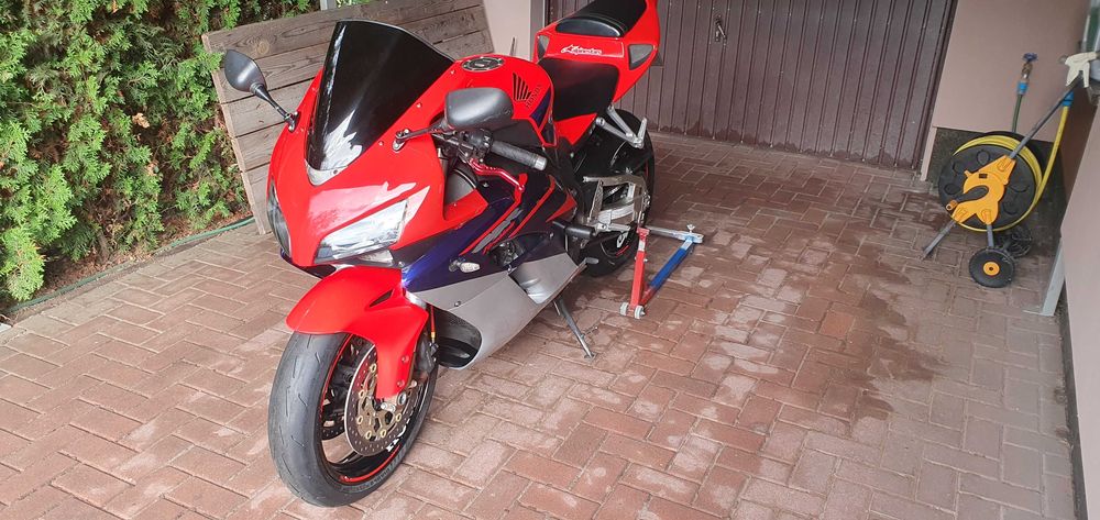 Honda CBR 1000RR sc57