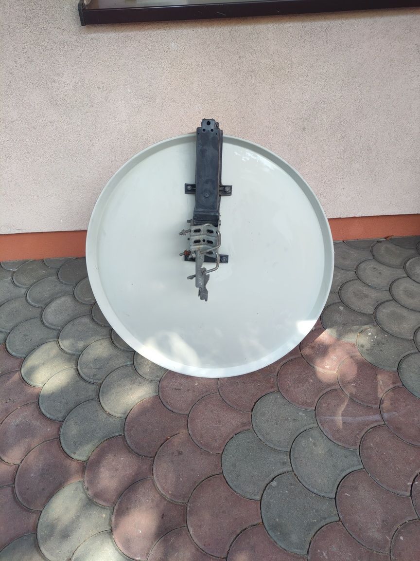 Antena satelitarna