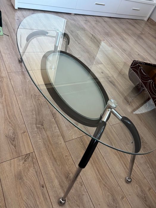 Szklany Stolik z czarnymi i srebrnymi dodatkami