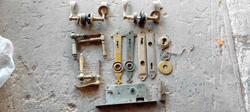 Zestawy mosiężnych kompletów klamek, szyldy