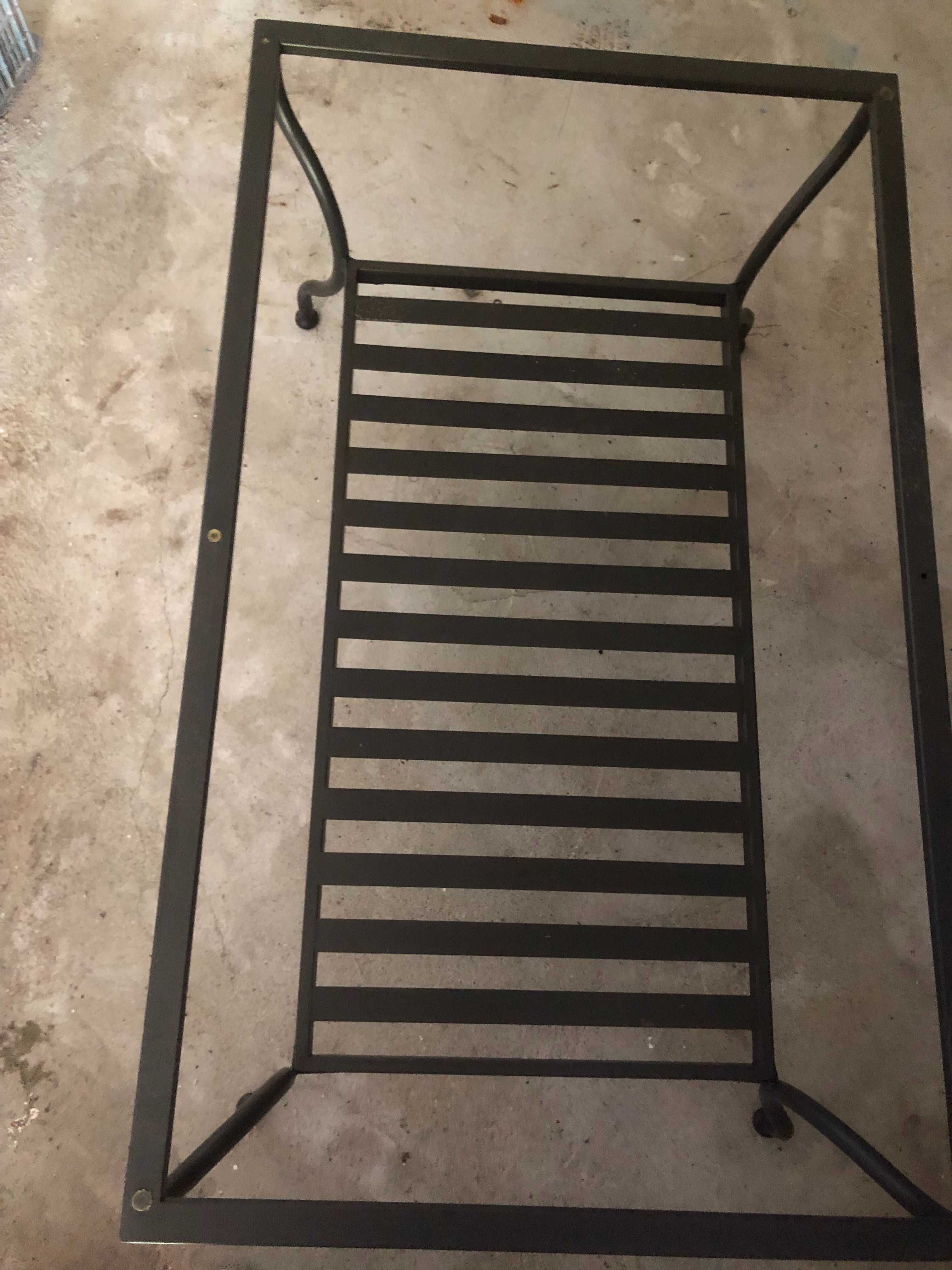 Mesa de centro em Ferro preta em bom estado