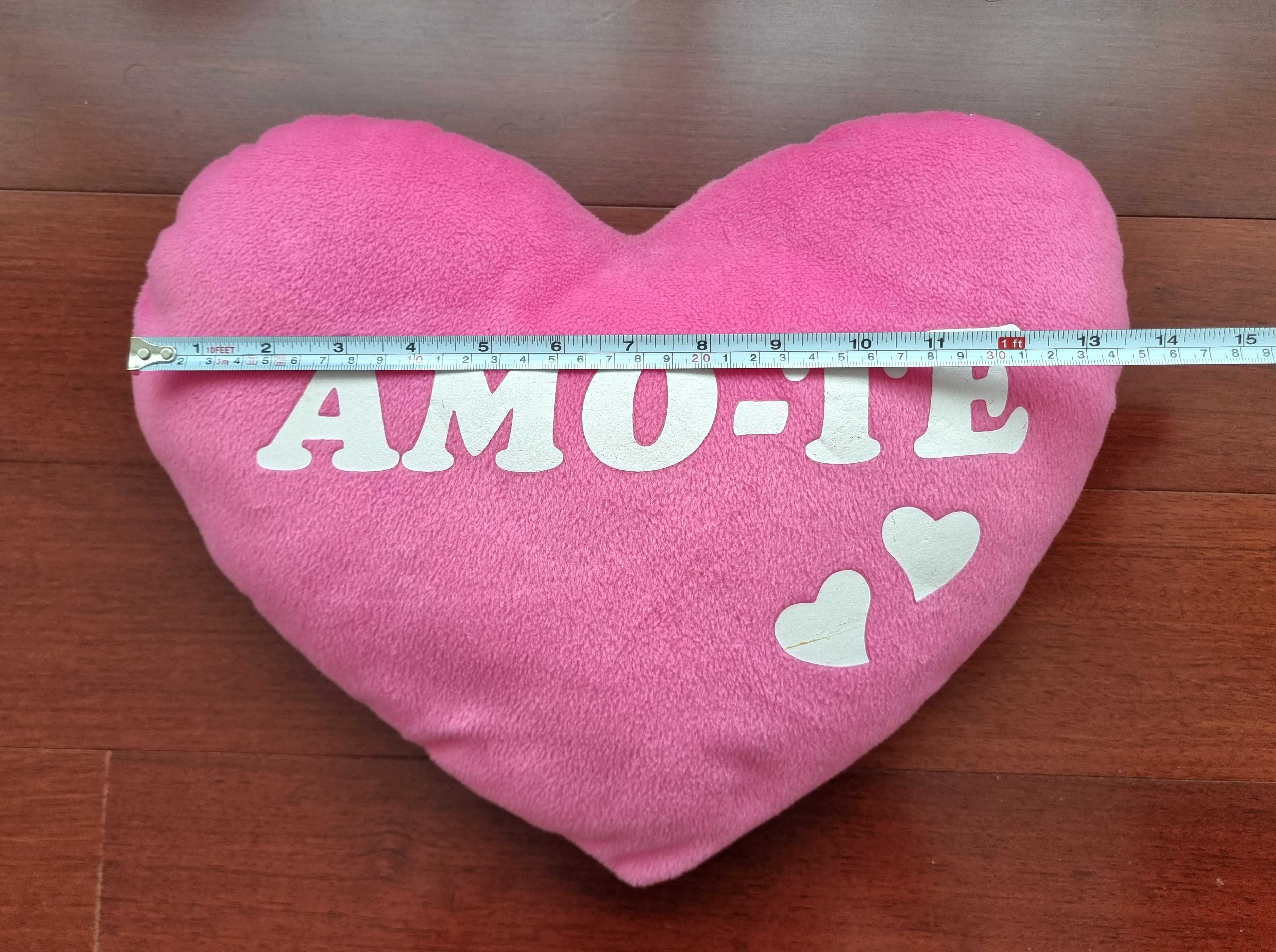 Almofada rosa em formato de coração "AMO-TE"
