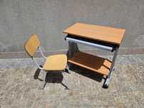 Mesa de estudo individual com prateleiras