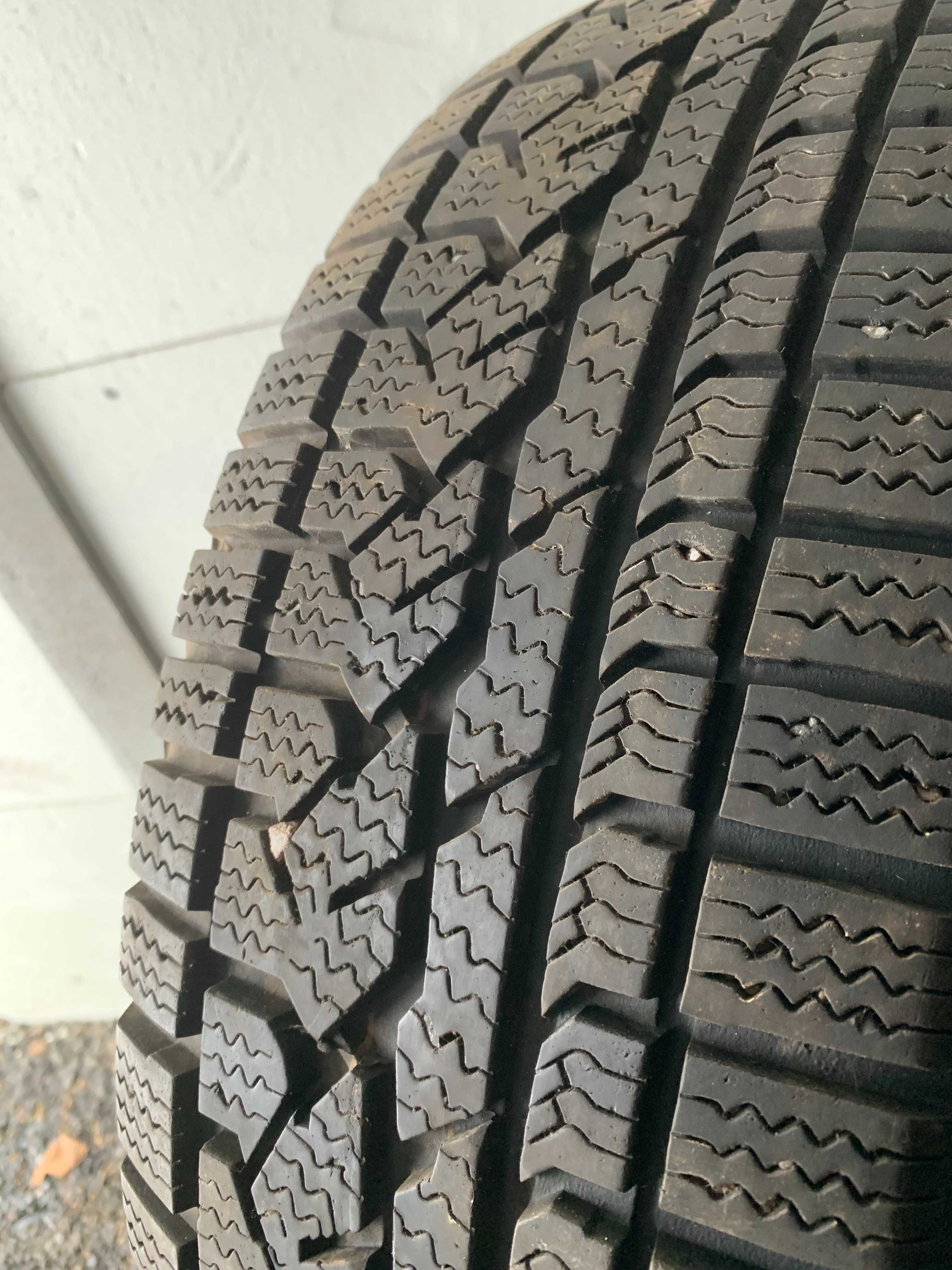 Komplet 4szt Kumho Izen RV 215/60 R17 96H Jak nowe