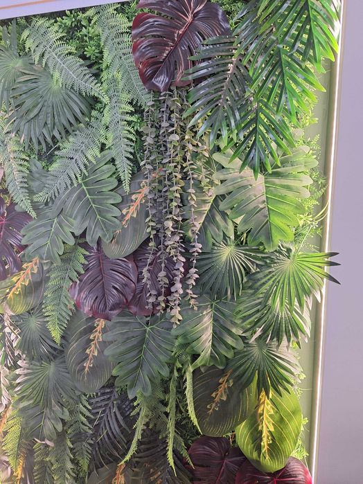 Dekoracja ścienna: sztuczna trawa i liście ręcznie układane