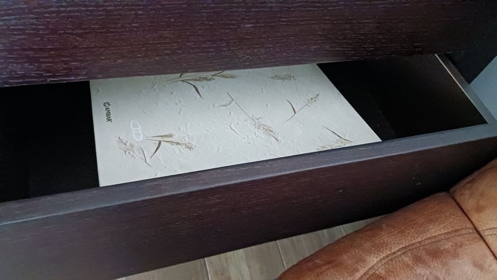 Móvel de madeira feito em carpintaria cor wengé