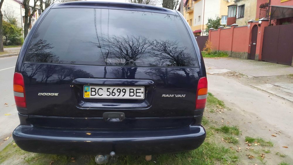 Dodge Rum Van - мінівен автомобіль
