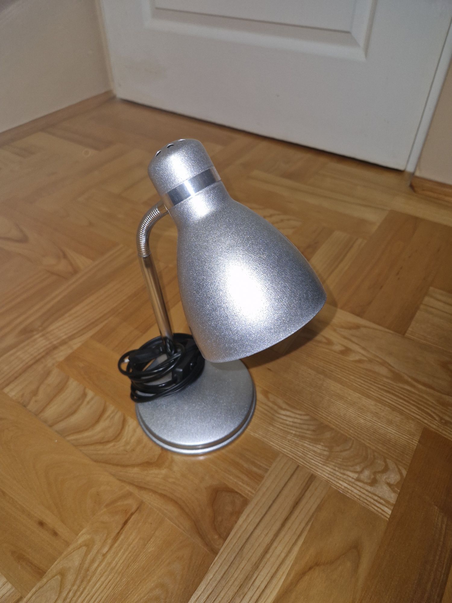 Lampka biurkowa na żarówkę z małym gwintem