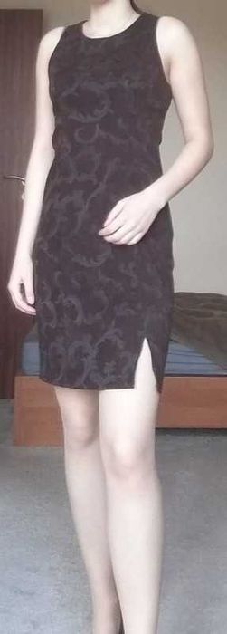 Brązowa krótka sukienka z przecięciem