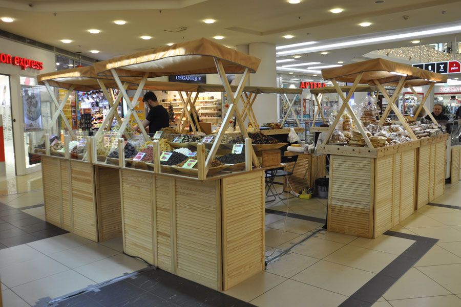 Drewniane stoiska handlowe, wystawiennicze, stragany