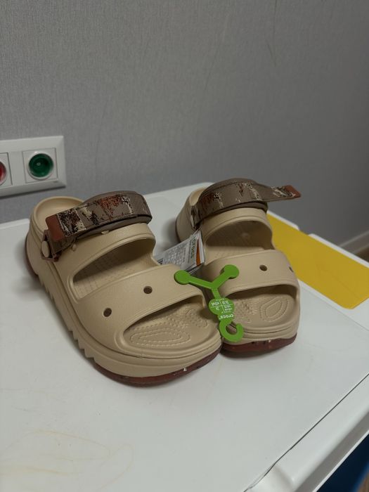 Шльопанці сандалі Crocs Classic Hiker