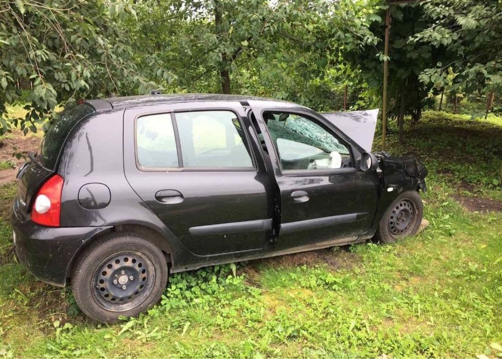 Renault clio 2009 на деталі