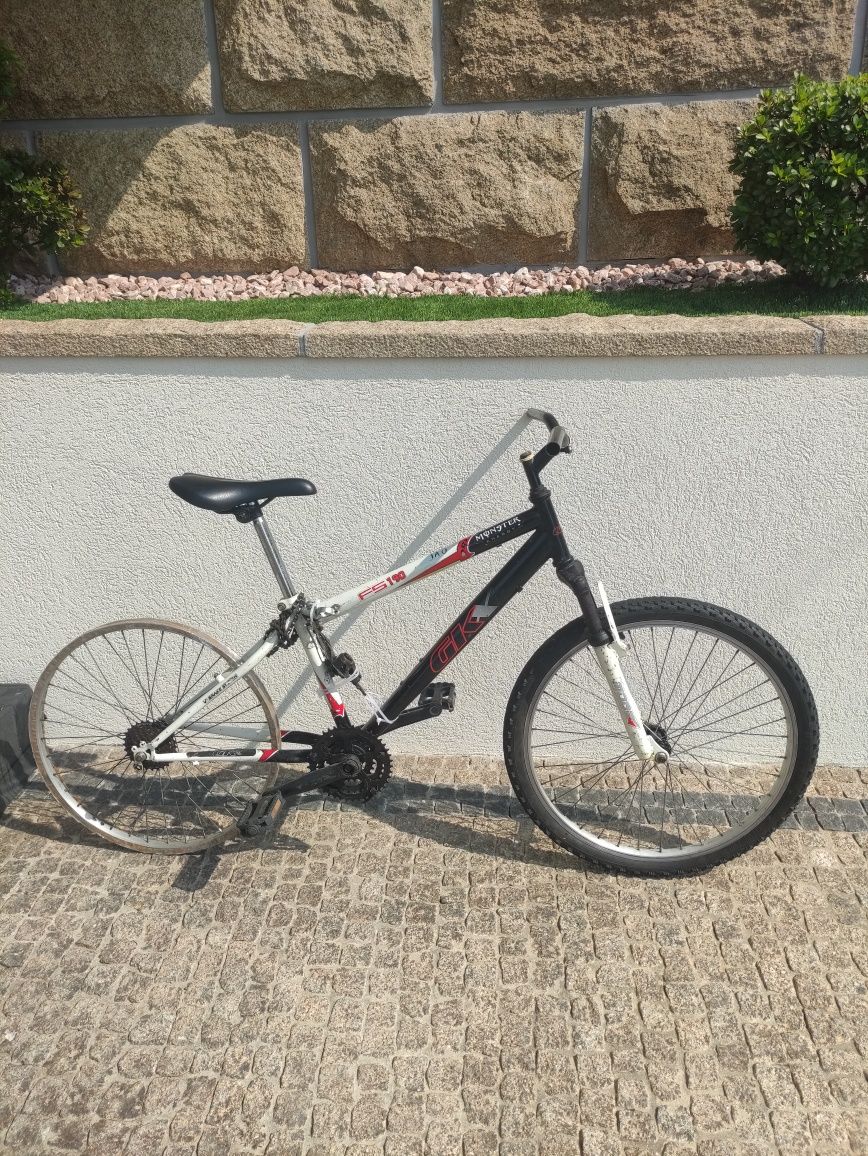 Bicicleta meia desmontada