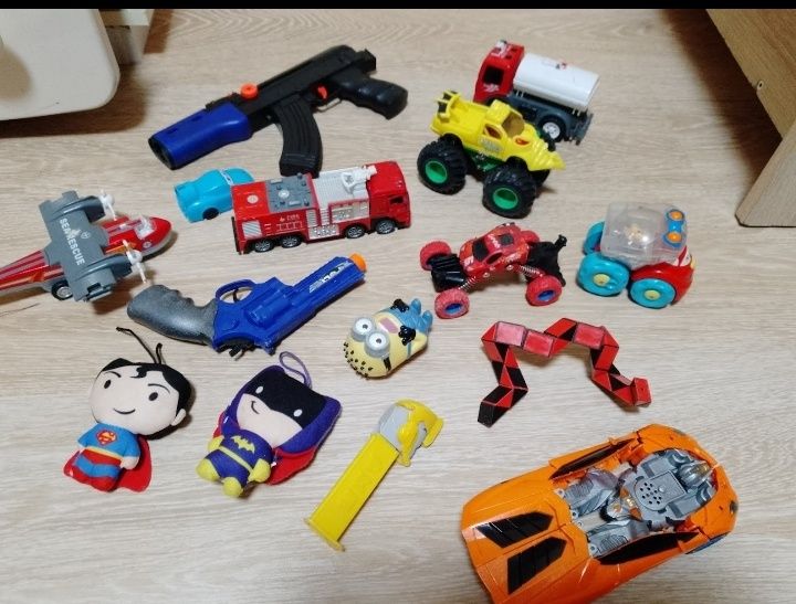 Пакет іграшок,металеві машинки,пістолети,робот трансформер.