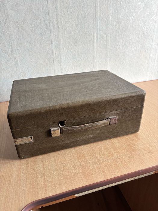 старовинний портативний грамофон-чемодан