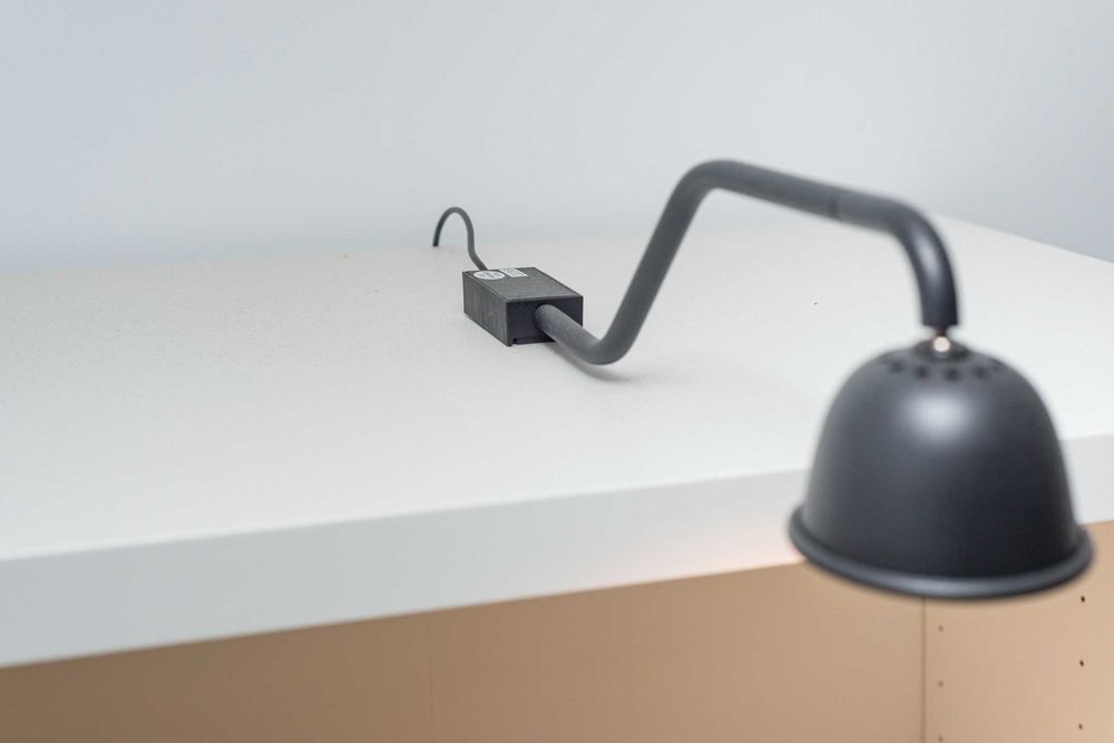 Quatro módulos estante/armário c/ prateleiras e focos