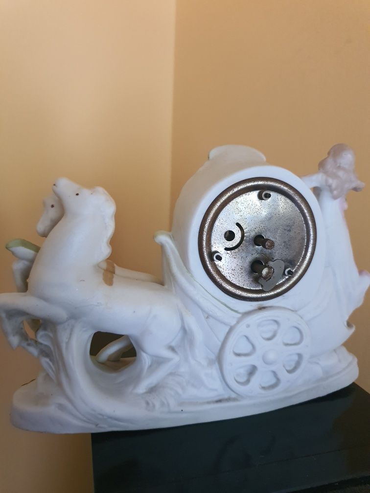 Zegar kominkowy nakręcany z porcelany, sprawny.