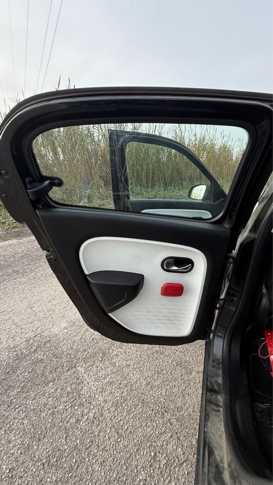 Renault Twingo preto