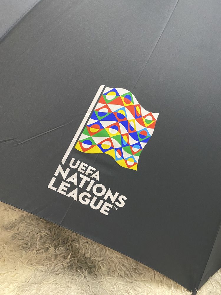 Большие зонты с логотипами чемпионатов по футболу