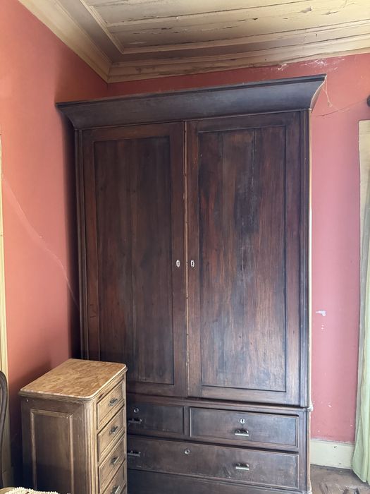 Roupeiro alto duas portas para restaurar