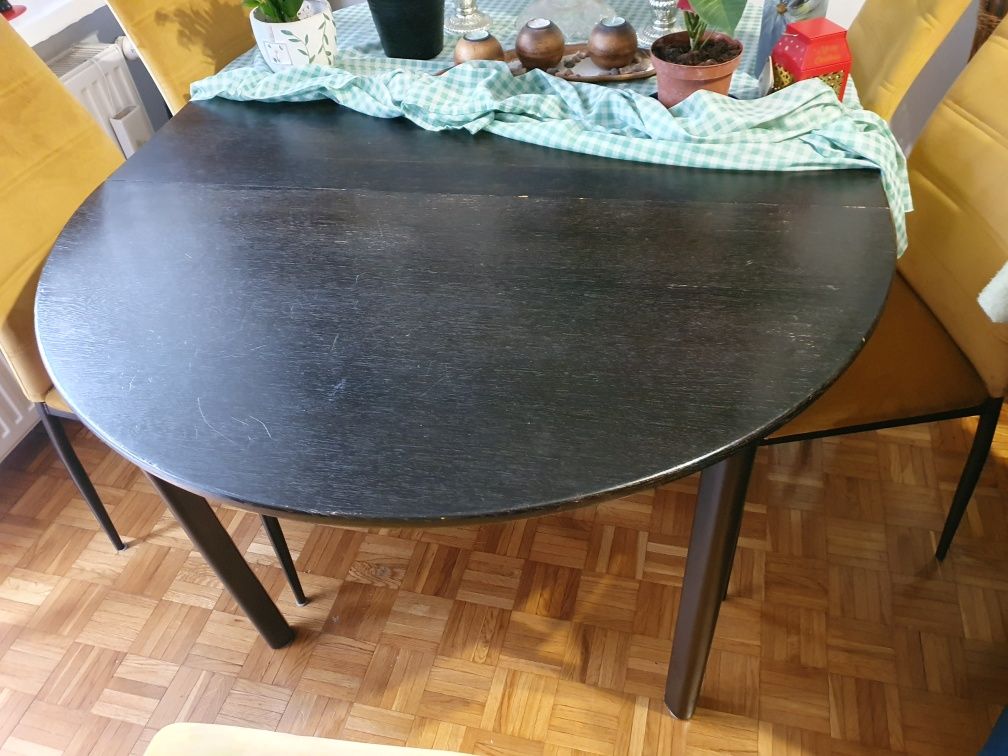 Solidny stół drewniany