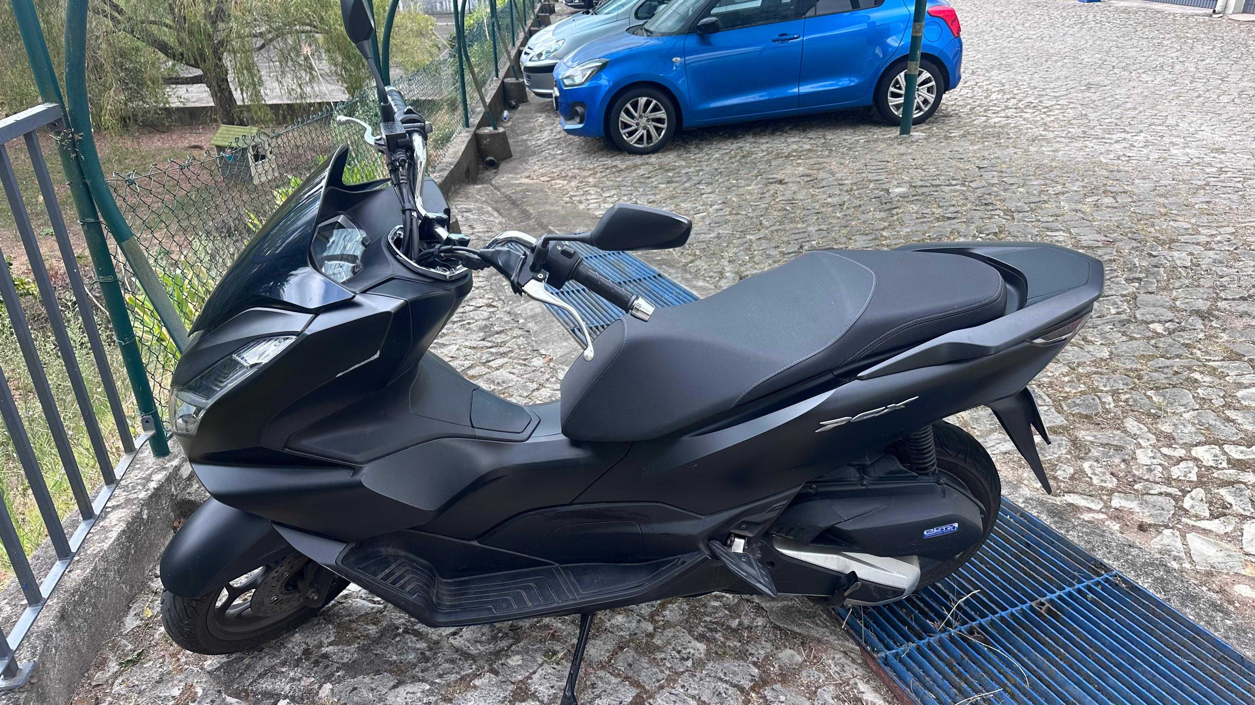 Honda PCX 2024 preta