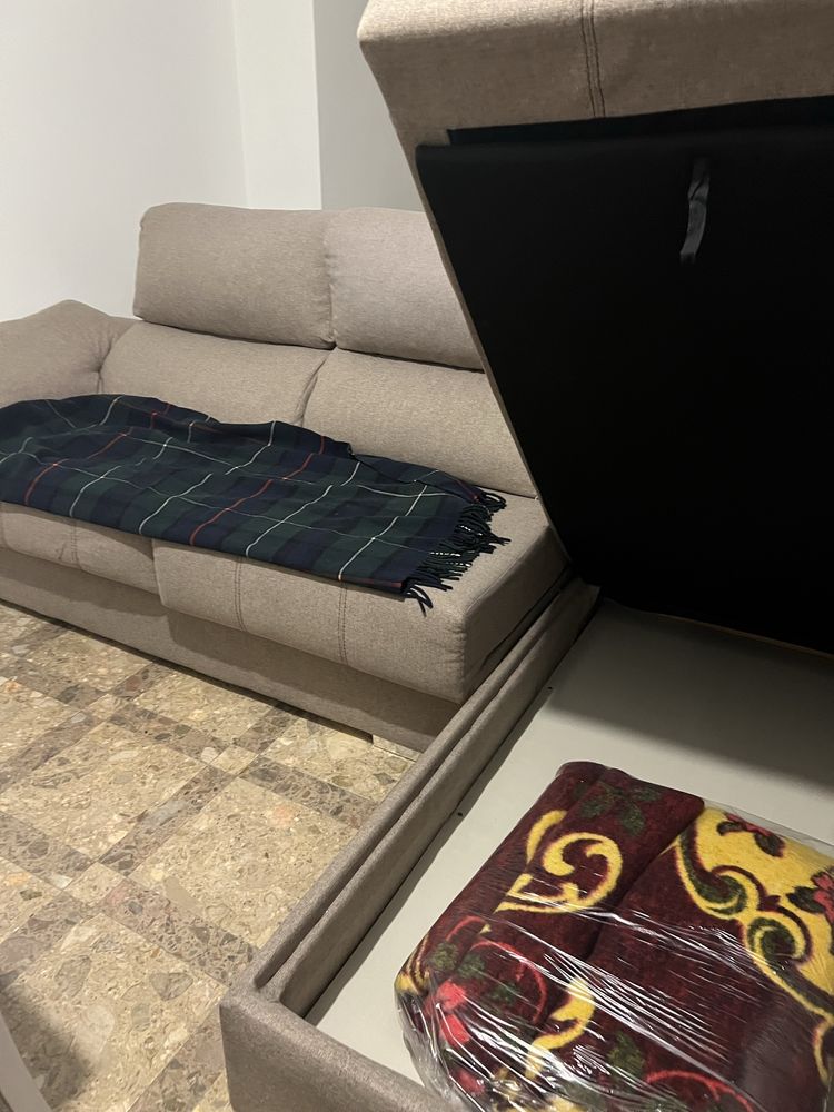 Sofá bege com chaise longue