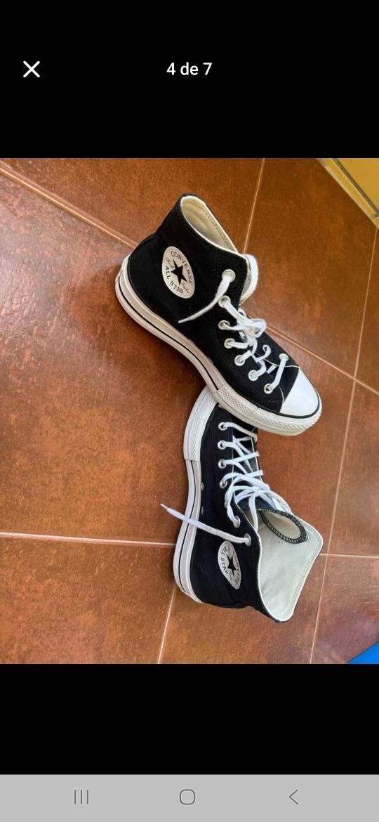 Sapatilhas brancas da marca Converse. Em ótimo estado, usadas, mas bem