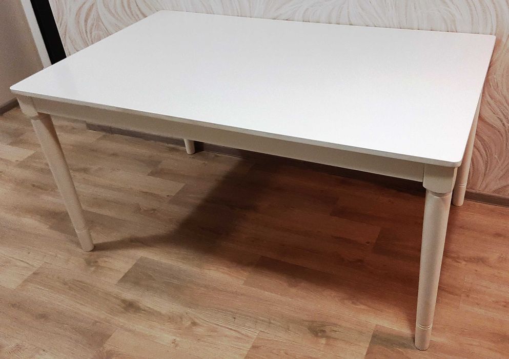 Обідній стіл білого кольору на 4-ох дерев'яних ніжках, стільниця МДФ