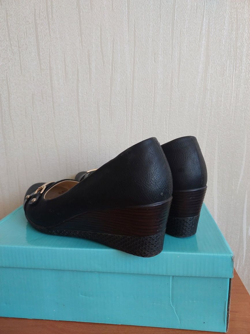 Жіноче взуття туфлі на танкетці чорні розмір 37 женская обувь туфли