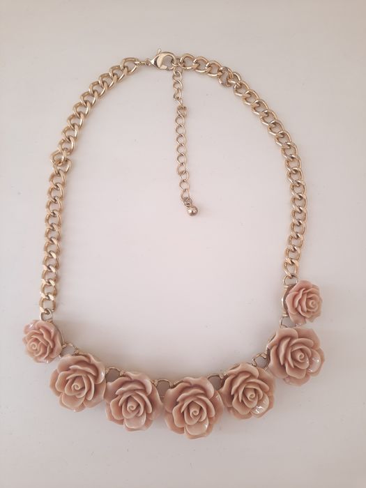 Colar dourado com flores rosa nude