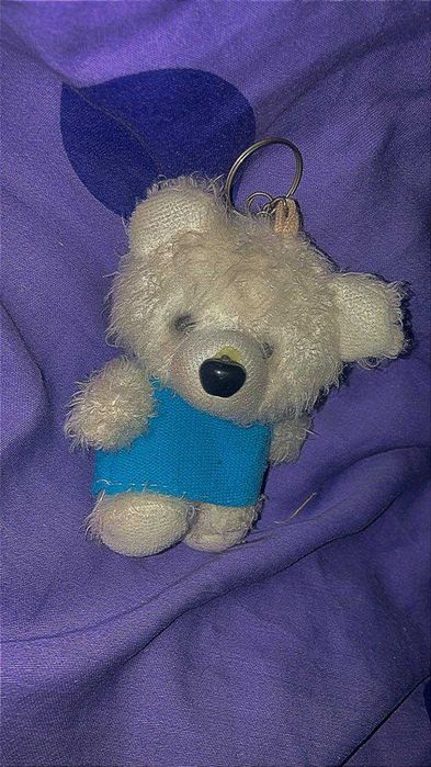 biały miś w ubranku pluszowy brelok breloczek zawieszka