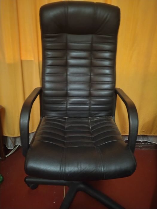 Кресло офисное  в хорошем состоянии