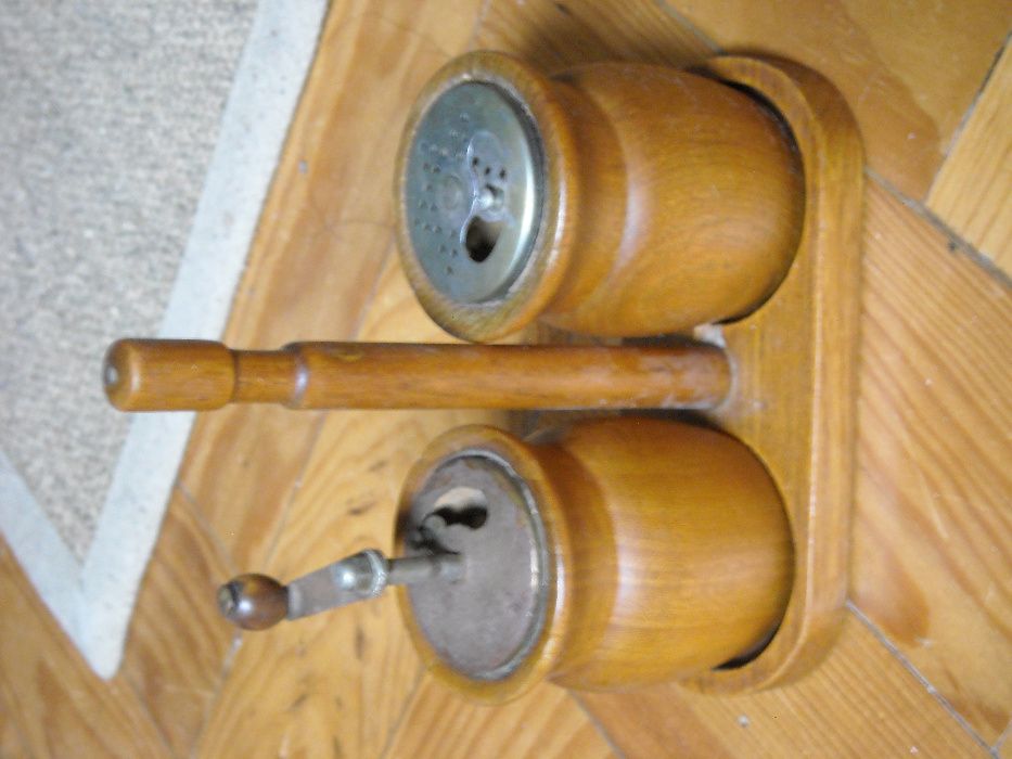Conjunto vintage saleiro e pimenteiro antigos em madeira