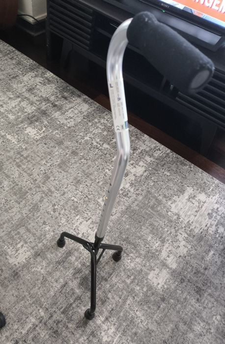 Bengala tripé em alumínio. Nova. Nunca usada