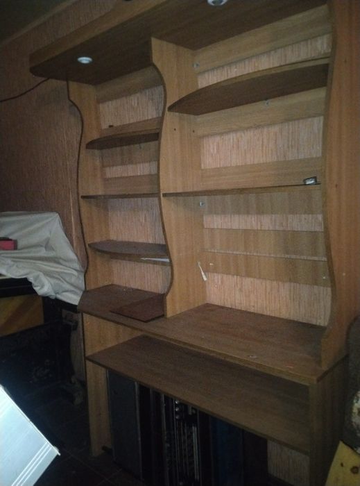 Продаю настінну шафу з підсвічуванням.