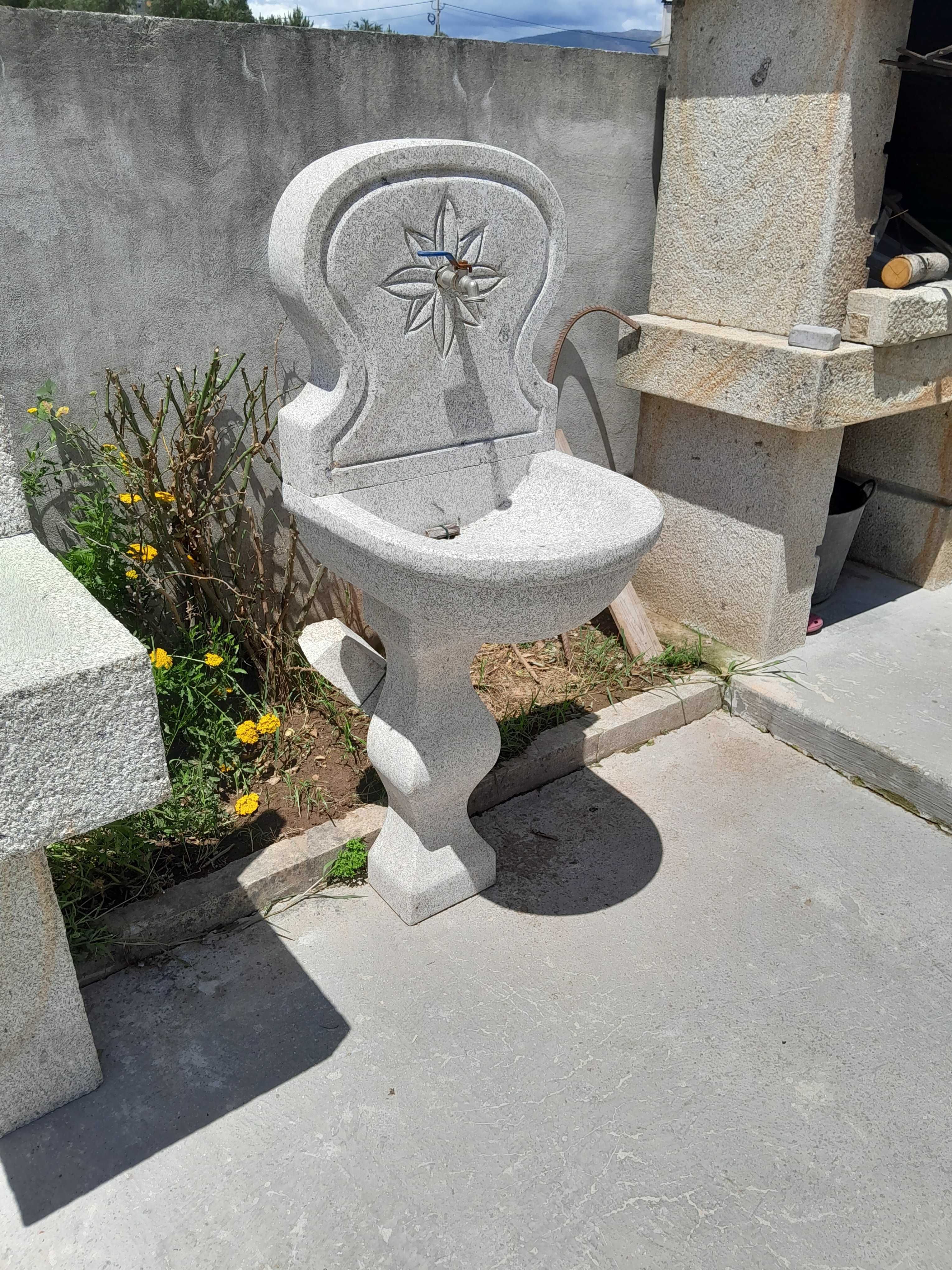 Fontanário em granito de ponte de Lima