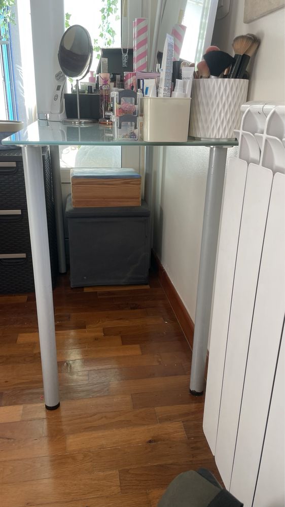 mesa de vidro com pes em metal