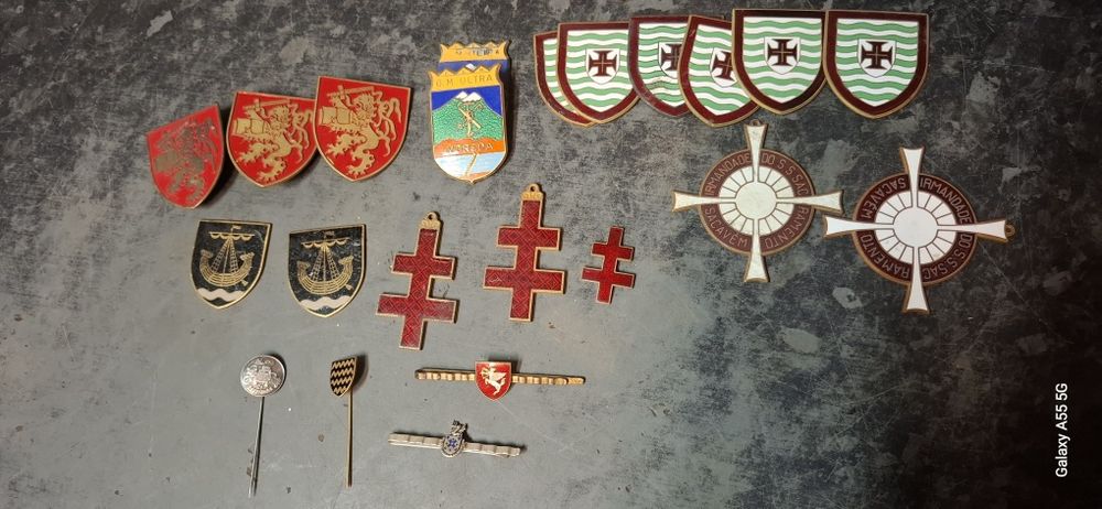 Pins e crachás militares