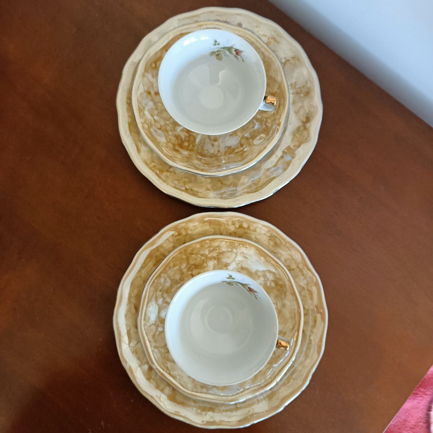 Porcelanowy zestaw śniadaniowy dla dwojga.