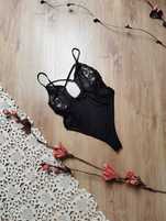 Czarne koronkowe body harness z głębokim dekoltem ażurowe transprarent